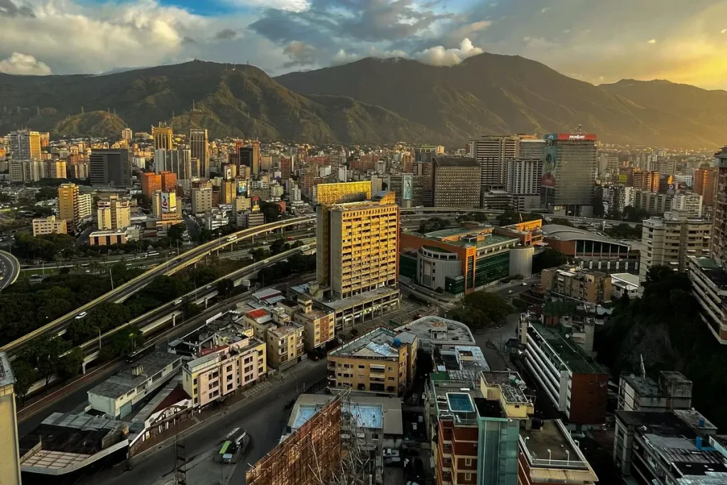 Aéreo o terrestre: qué vía elegir para tu envío a Venezuela